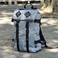 Argali 香港品牌 真皮後背包 防潑水 真皮底部 雙肩包 大容量 雙扣 淺灰色