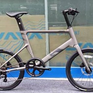 2025 全新款 JAVA CL2 7速 桶軸碟剎碳前叉20吋451 鋁合金小輪徑車 送水架前後蛙燈叮叮