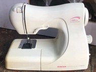singer Qtie sewing machine, portable heavy duty can sew any kinds of fabric like maong,jeans,kurtina