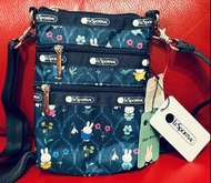 全新LeSportsac x Dick Bruna / Miffy 聯名款手機袋斜背包。極具代表性的 3-Zip Crossbody（三層拉鍊斜背手機包/小方包）。三個獨立的拉鍊夾層，兼具輕量尼龍的防