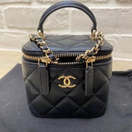 Chanel 2023年新版雷標 經典款提把手柄小盒子側背化妝包 羊皮黑金