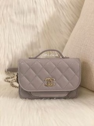 22B性價超高爆款 非常難買 今季新款 灰色 GREY 全新現貨  Chanel Business Affinity Mini WOC Wallet On Chain Clutch with Chain 郵差包 小廢包 細袋 (灰色 X 金扣) 菱格紋 荔枝牛皮 可當CLUTCH用 容量超好 可放電話 (附專櫃單)