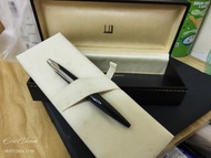 Dunhill AD2000 系列黑色樹脂原子筆，通常配有銀色金屬筆夾 .全套有盒