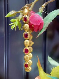 鴿血紅寶石🩸2.9ct vivid to intense red 晶體乾淨紅色鮮艷附國際證書📃18K金重20.7g雙面拉絲工藝（接口非常細緻）手感厚實順滑復古味濃🩸Pigeon Blood Ruby 