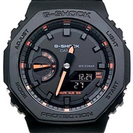 卡西歐 G-SHOCK GA-2100-1A4 霓虹系列八角形腕錶，橡木色，黑色/橙色，指針/數位雙顯，雙 LED 背光，2022 年 2 月發售，Mikunigaoka 專賣店有售。
