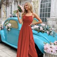 QOQ ชุดเดรสยาวสำหรับเพื่อนเจ้าสาวแบบผูกคอสีพื้น ชายกระโปรงไม่สมมาตร คอปกแบบมีจีบ ชุดเดรสยาวสำหรับเพื