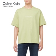 CALVIN KLEIN เสื้อยืดคอกลมแขนสั้นผู้ชาย Standard Logo ทรง Relaxed รุ่น 40HM228 VSV - สีเขียวอ่อน