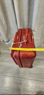 Rimowa 紅色行李箱