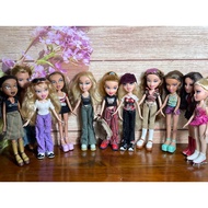 2-hand Bratz doll