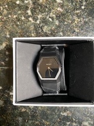 DKNY不規則黑色手錶