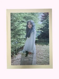 Twice 周子瑜寫真集 《Yes, I am Tzuyu Yellow Ver.》 有小卡、生日卡及明信卡 （有拆開咗；圖二有瑕疵；小卡未拆開） $800 （如果唔介意圖二瑕疵，可以直接要呢個寫真集
