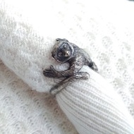 銀猴戒指：猴子好奇心的象徵。銀猴首飾