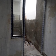 kusen pintu aluminium, dan 1 daun. jendela.