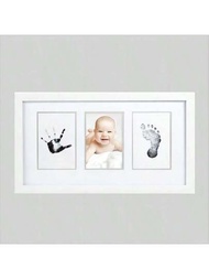 1入組嬰兒手印腳印套件,包含黑色印泥墨盤、印模紙和白色相框,是寶寶成長記憶的完美禮物