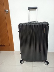 Hallmark黑色28吋金屬鋁框、堅固防撞、防爆行李箱(76x51x32cm，2099元購入、超新淨)