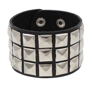 Gelang Pop Punk Bracelet Retro Aksesoris/Punk Spike Pyramid