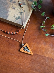 Vòng cổ Jiro - Dây chuyền mặt gỗ tam giác / tròn mix charm bông hoa nhỏ
