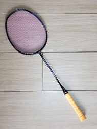 這是一支 Yonex Isometric 90 Light 羽毛球拍。

品牌與系列：Yonex (尤尼克斯) 的 Isometric 系列，通常主打擴大的甜區範圍。

特性：此款標註為 "Light