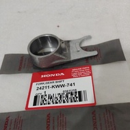Gear Gir Shift Fork capit udang garpu persneleng Honda Revo Absolute - revo abs 110 2009 - 2011Origi