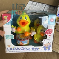 Đồ chơi vịt mẹ và đàn vịt con đánh trống phát nhạc chiếu đèn vui nhộn