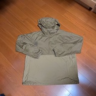 （Size L) 優衣庫 Uniqlo 超帥防風薄款衝鋒衣（0214）