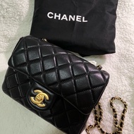 買到賺到，最後一只✨加贈Black Pink Jennie 24A曼徹斯特秀場贈品圍巾✨ CHANEL 金球方胖18 黑金