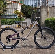 2025 JAVA SABBIA 12S 4活塞油剎 前29吋,後27.5吋輪組 軟尾 鋁合金山地車 送水架前後蛙燈叮叮