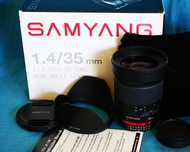 ลนส์ Samyang 35 mm. f/1.4 จากค่าย samyang เป็นเลนส์สำหรับ Nikon Full-Frameปรับรูรับแสง F/1.4 – F/22 เป็นเลนส์มุมกว้างเหมาะสำหรับถ่ายภาพทิวทัศน์ไปจนถึงสถาปัตยกรรม สามารถถ่ายภาพในที่แสงน้อยอย่างสบายด้วยรูรับแสง F/1.4 ได้ดี ตัวชิ้นเลนส์มีการเคลือบสาร UMC ช่ว