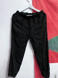 二手 Uniqlo黑色薄款透氣縮口褲-M