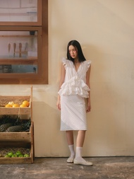 Áo kiểu nữ phối bèo cổ V White Muslin Tiered Ruffled V Neck Top trendy trẻ trung OLV