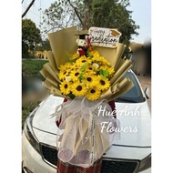 TRI SUNFLOWER WAX FLOWER BOUQUET GRATITUDE PHOM TO 70-75CM + BANER HAPPY GRADUATION AND BEAR IN CLAS