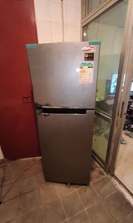 二手正常用到整體冇大問題，一級能源效益標籤，Samsung 三星234公升(冰箱53公升冷藏隔181公升容量)雙門上置式雪櫃 ，型號RT22FARAD，
尺寸 (寬x高x深): 555 x 1545 