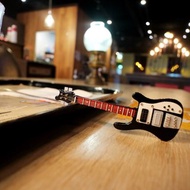 【低調黑貝斯】Rickenbacker Bass Guitar 質感迷你模型吊飾