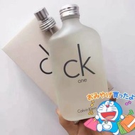 ❣️現貨❣️ CK ONE 淡香水 200ml👇 CK最著名的香水，是一款無性別香水，男女都非常適合。CK one初調由豆蔻、香檸檬、新鮮菠蘿番木瓜構成；中調你會發現一股特定的香味從茉莉、紫羅蘭、玫瑰、肉豆蔻中飄來；基調則由兩種混合著琥珀的新型麝香組成，使人感到溫暖與熱情，成熟而豐富。