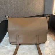 LOEWE 全牛皮雙釦翻蓋斜背郵差包