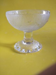 雪糕杯1950-60年代以人手吹製壓花倒模 玻璃雪糕杯， 這圓形花紋圓點矮腳雪糕玻璃杯是當年珍罕名貴， 沒有註明生產 地， 這雪糕杯杯造型是歐洲流行， 享用雪糕不同現在便宜方便,  當年未必每一家庭有