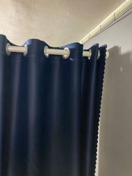 免打孔窗簾杆連深藍窗簾