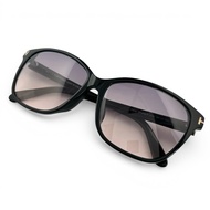 全新 ▲ TOM FORD TF432-F Dana 太陽眼鏡，黑色和金色，尺寸 59⬜︎15 140，附盒子和眼鏡盒，義大利製造，女士款。