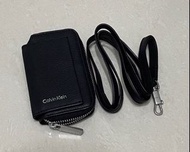 【Calvin Klein】ck燙銀logo荔枝皮革兩用拉鍊零錢包(黑色)