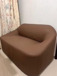 雙人棕色梳化