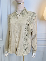 COCO TIQUE LACE 🌼เสื้อเกาหลีลูกไม้แขนยาวแต่งคอบัว ระบายข้างน่ารักมากๆ อก :ก่อนยืด 42"-ยืดได้ 58 "นิ้