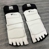 C22# ถุงมือ ถุงเท้า คนเตะ WORLD TAEKWONDO นวมแบบเปิดนิ้ว เทควันโด เทควันโด้ นวมชกมวย นวม MMA ถุงมือฟ