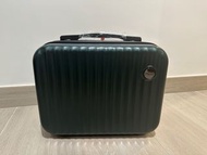 迷你行李箱或化妝箱