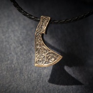 維京斧頭形狀的青銅吊墜。 帶有斧頭和凱爾特結的項鏈。