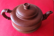 早期中國宜興紫砂紅泥（竹節鈕壺）乙件。（底有款，泥質細膩）。