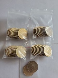 香港:前殖民地:(銅5毫硬幣):全部1980年:小皇冠:女皇頭:(硬幣表面非常良好):銅5毫屬於風水錢:黃金顏色:共42個