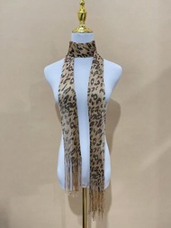 1入時尚的春夏豹紋編織女式圍巾,可多種穿法