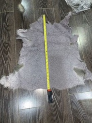 多張 $40塊 灰紫色羊毛羊皮毯 約20寸長 家居擺設 皮草製作 飾品佈置 攝影道具 飾物DIY