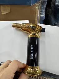 AT‑603噴火焊槍（噴槍打火機）  呢部係充氣式高溫噴槍，用丁烷氣，三股直沖藍火。 ✅用途：  • 小型焊接、錫焊  • 烘焙、燒焦糖、點艾條、點炭、雪茄點火