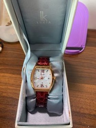 SEIKO LUKIA 酒桶型太陽能電波腕錶(SSQW022J)-銀白x紅錶帶/26mm